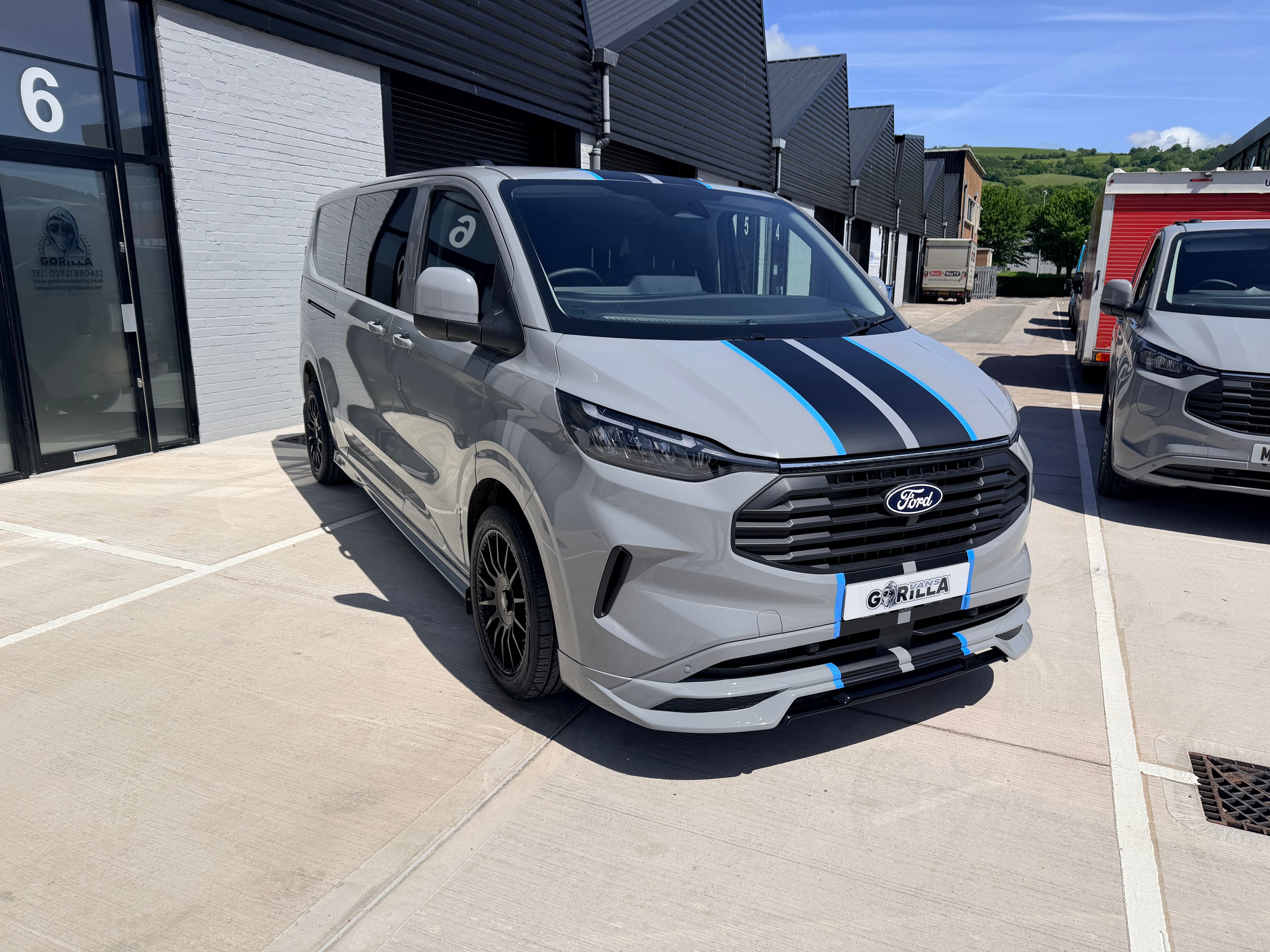 Ford Transit Custom Double Cab exterior – image 2