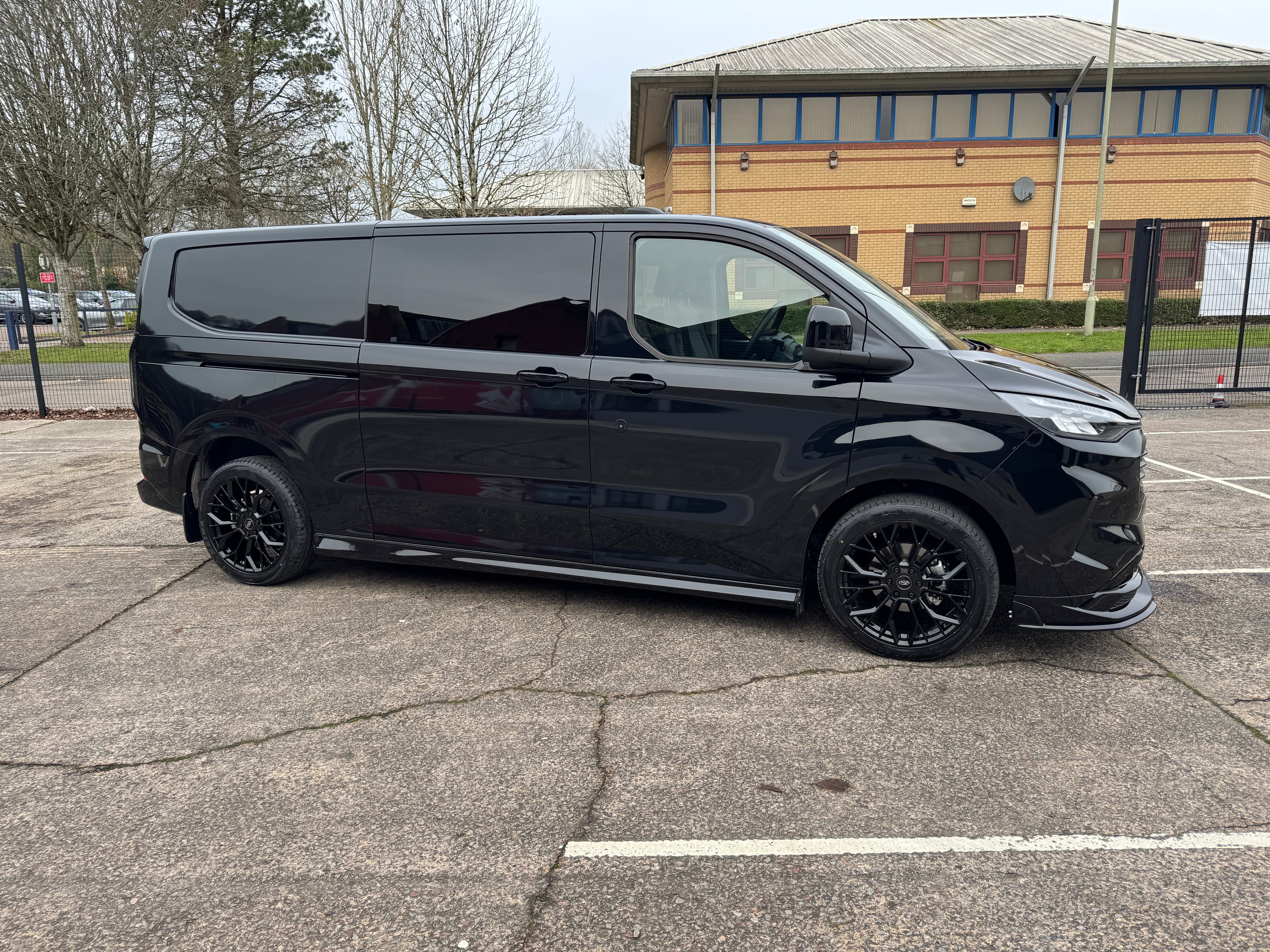 Ford Transit Custom Double Cab exterior – image 2