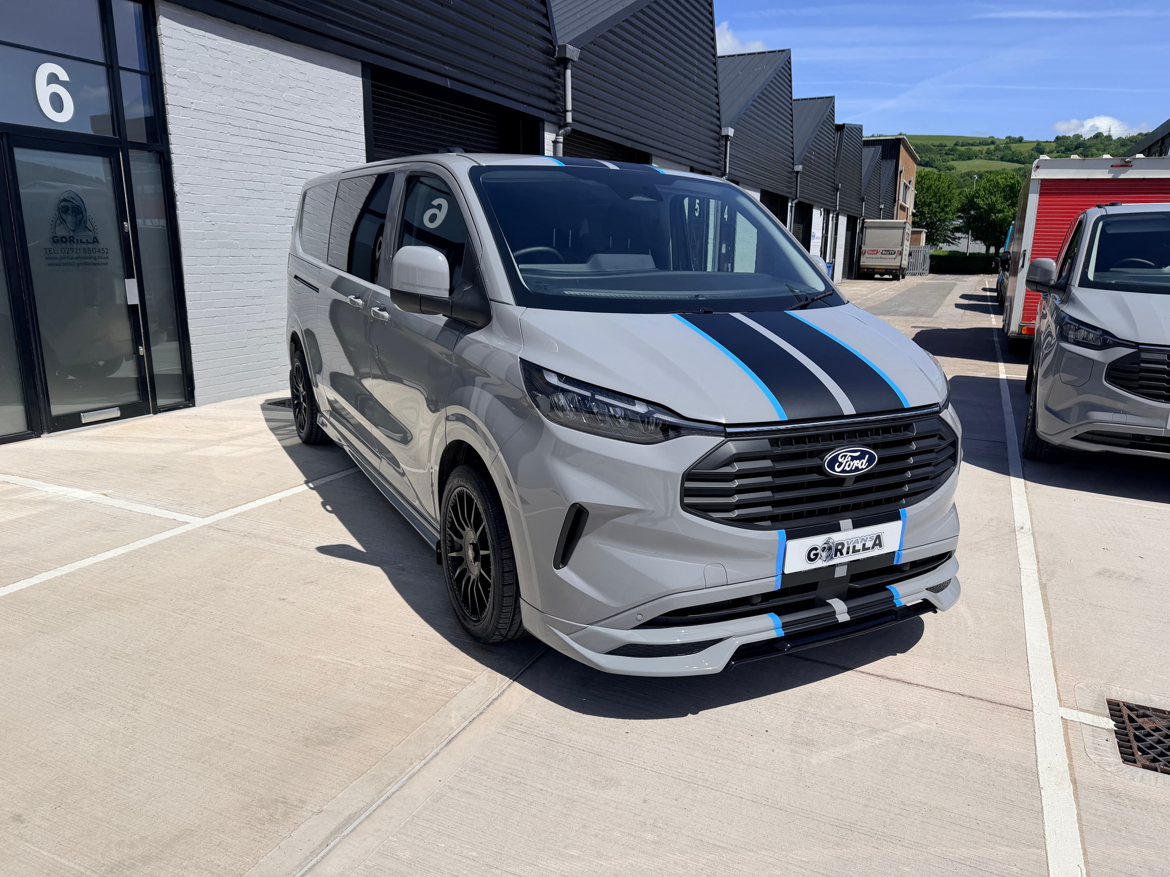 Ford Transit Custom Double Cab exterior – image 1