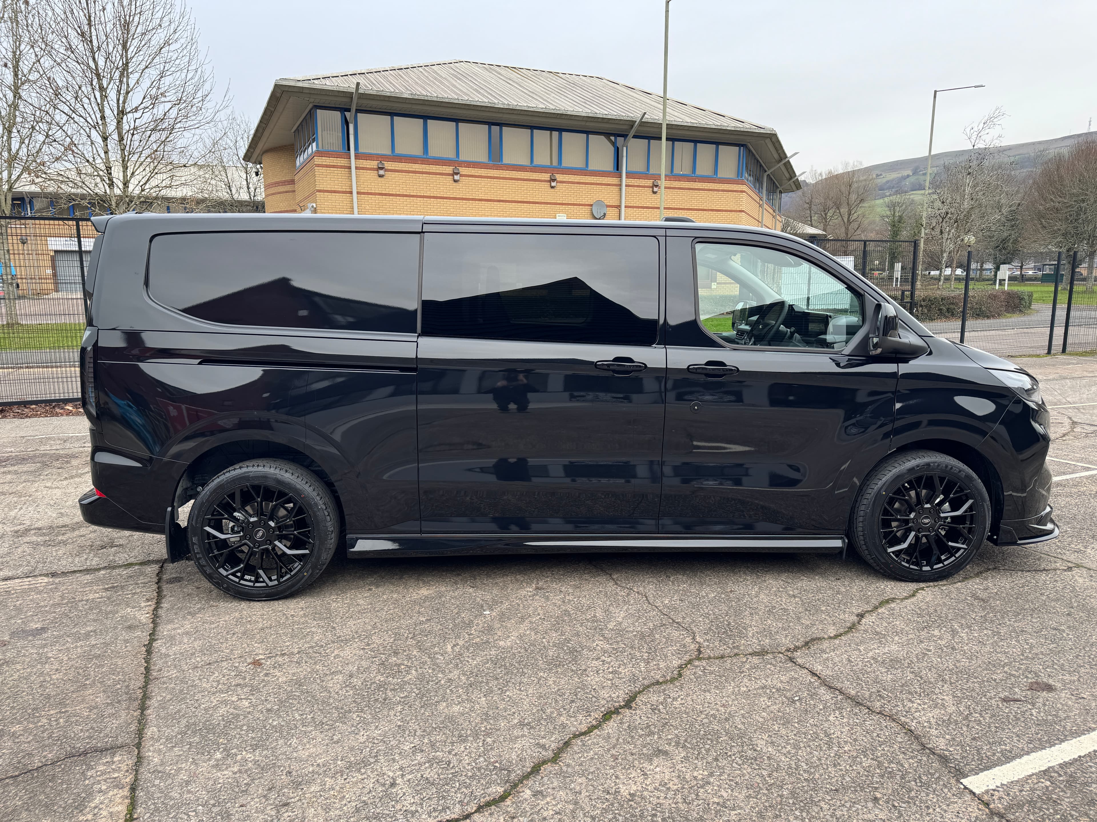Ford Transit Custom Double Cab exterior – image 1