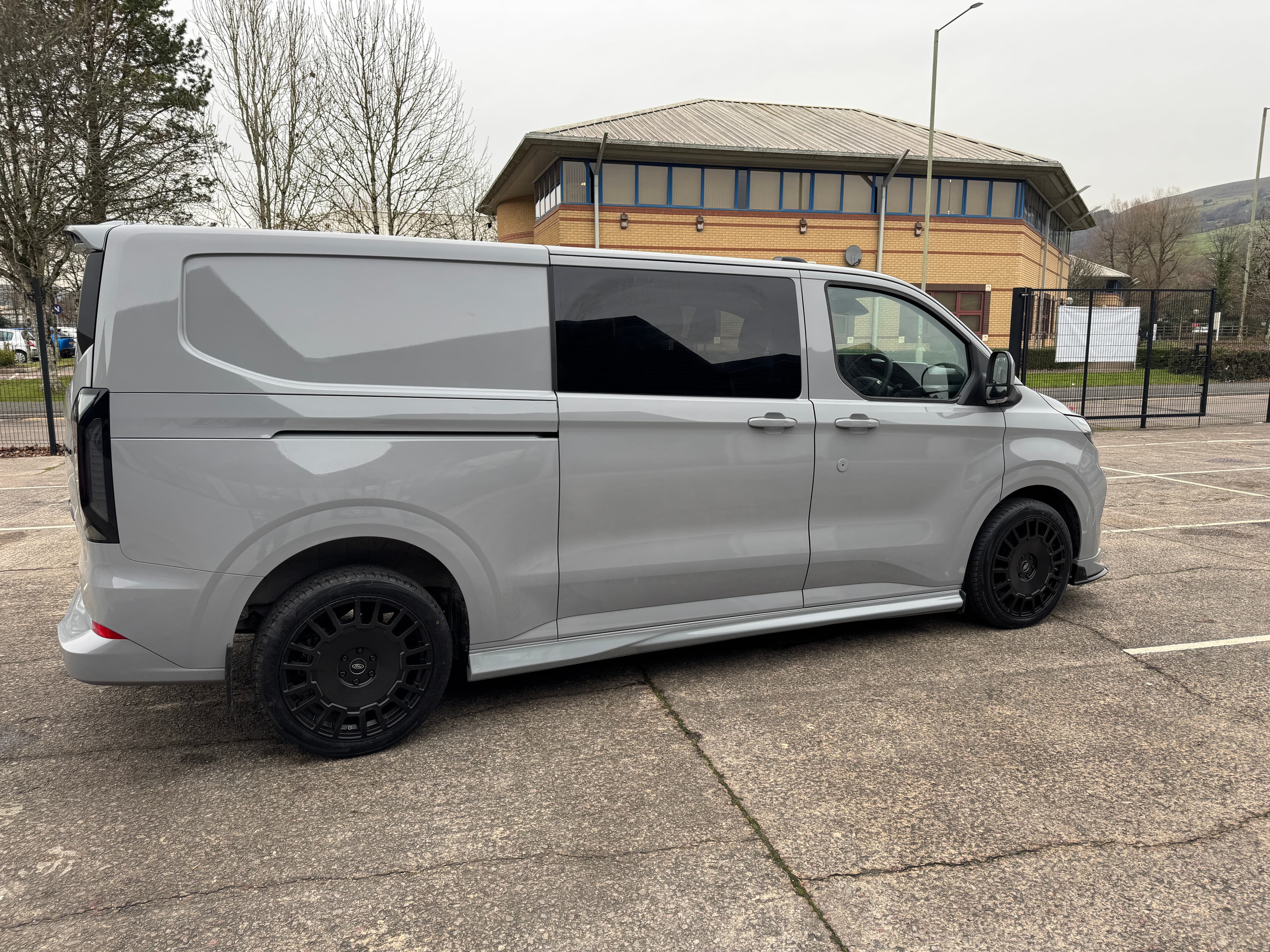 Ford Transit Custom Double Cab exterior – image 1